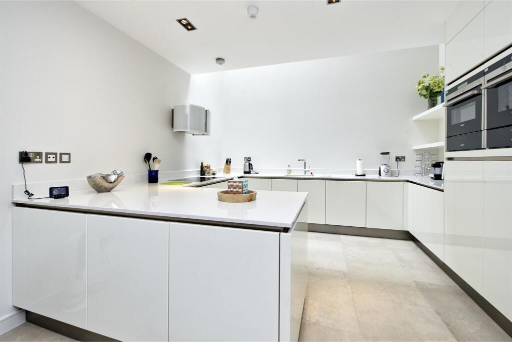 House in London, Royal Borough of Kensington and Chelsea - View 2