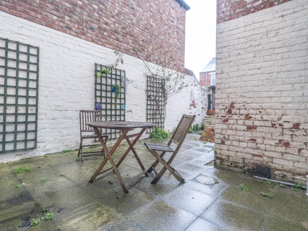 3 bedroom ground floor flat for rent