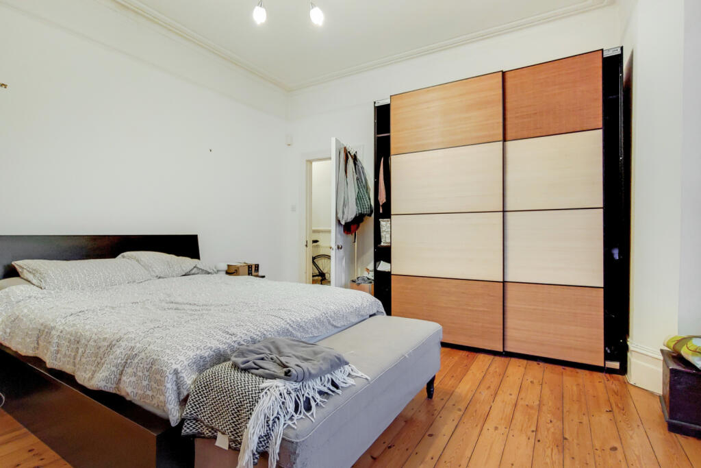 House in London - View 3