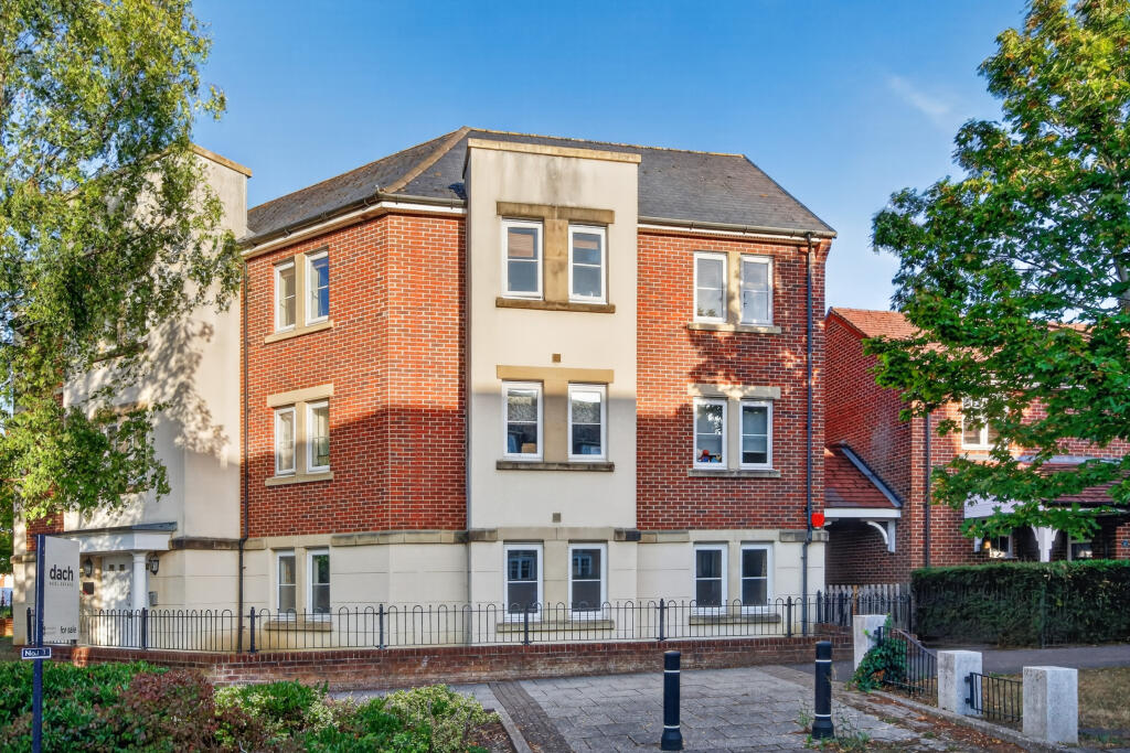 2-bed flat on Osprey Avenue, Bracknell, RG12, £250,000