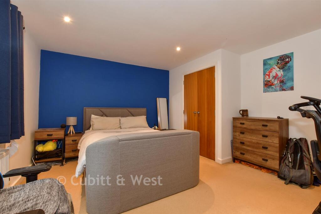 Apartment in Redhill - More