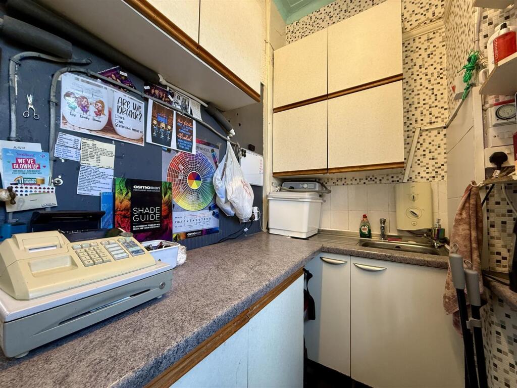 6 Kitchen.JPEG