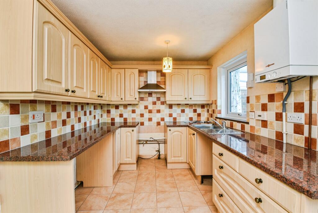 Laburnum Close, Frome photo 5