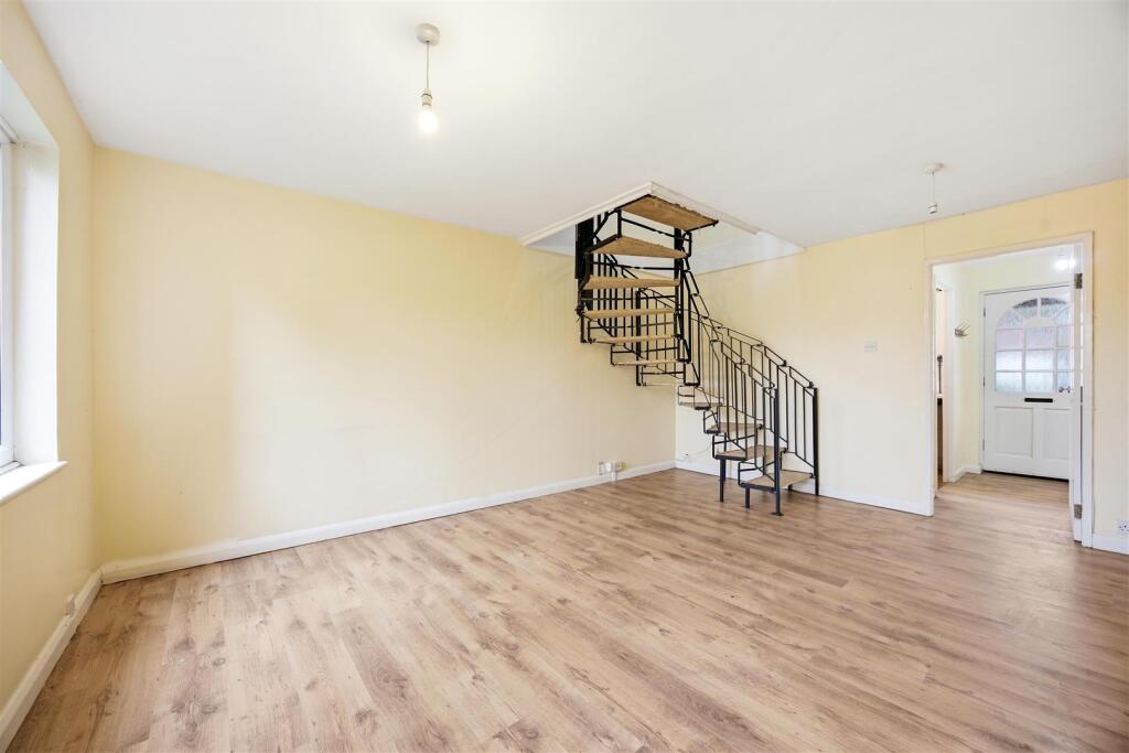 Hindhead Close, Hillingdon, UB8 photo 3