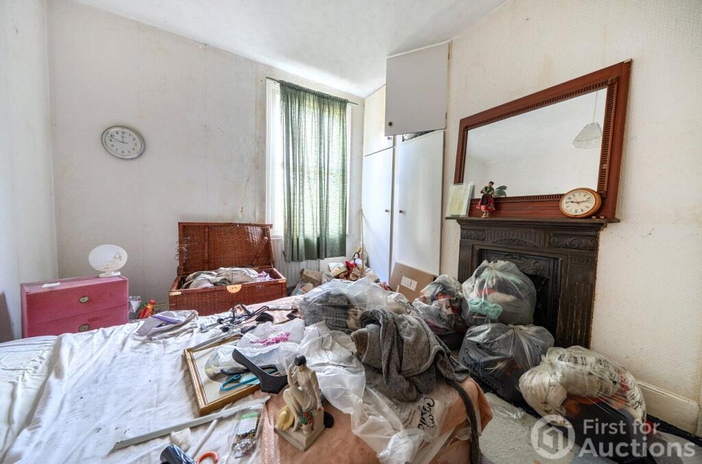 Apartment in Southend-on-Sea - More