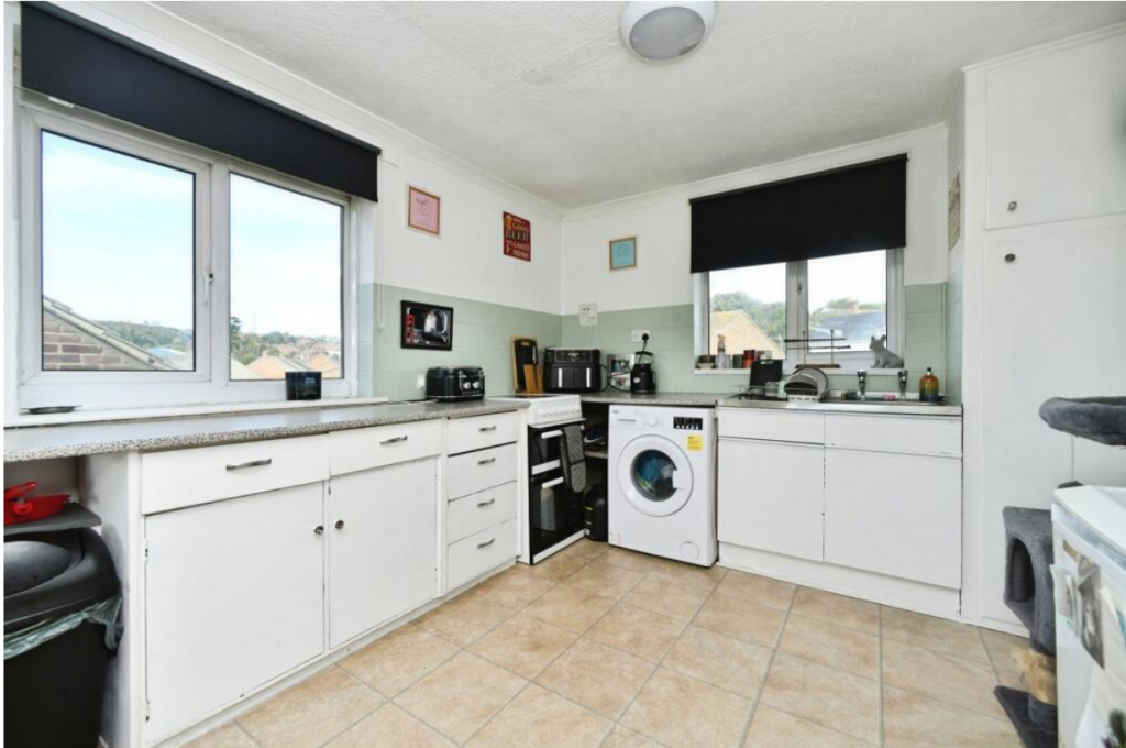 Flat 10 Marine Court Gibbon Road , newhaven, BN9 9EN photo 4