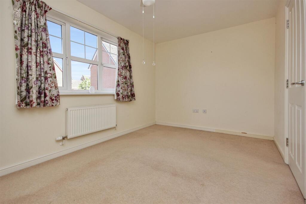 House in Rushden, North Northamptonshire - More