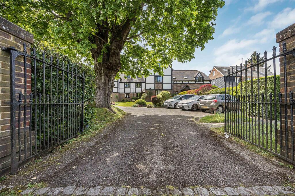 Peppard Road, Sonning Common, Reading - More