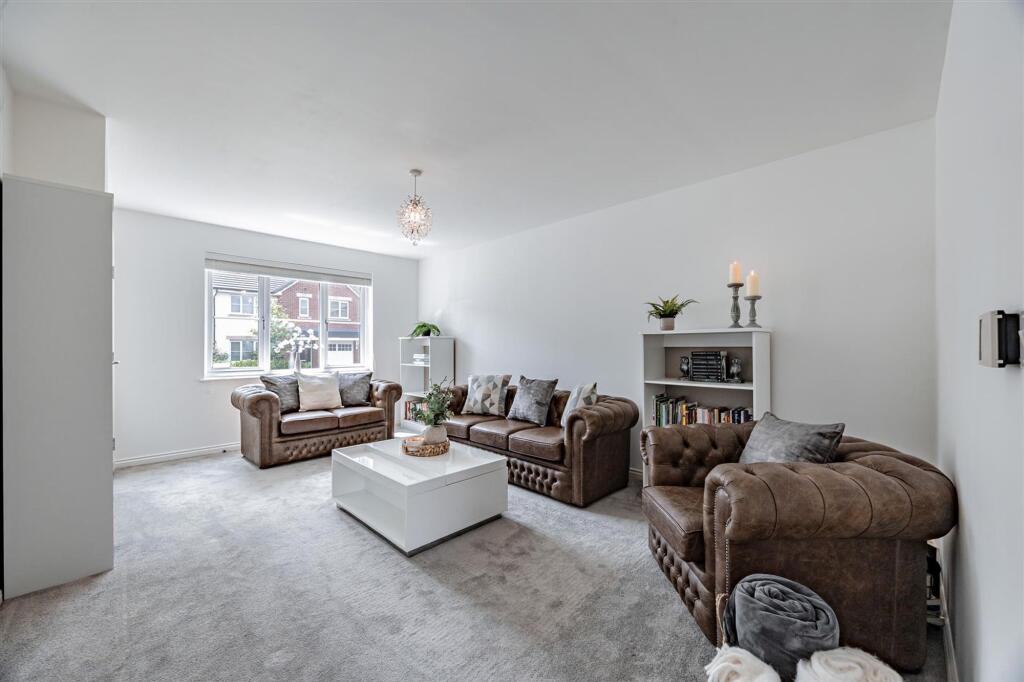 Scarfell Crescent, Davenham, CW9 photo 3