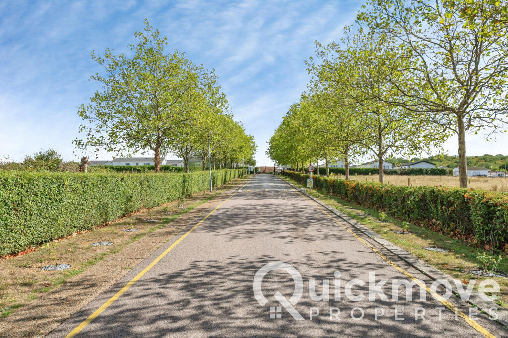 House in Basildon, Royale Dunton Court, Langdon Hills - View 4