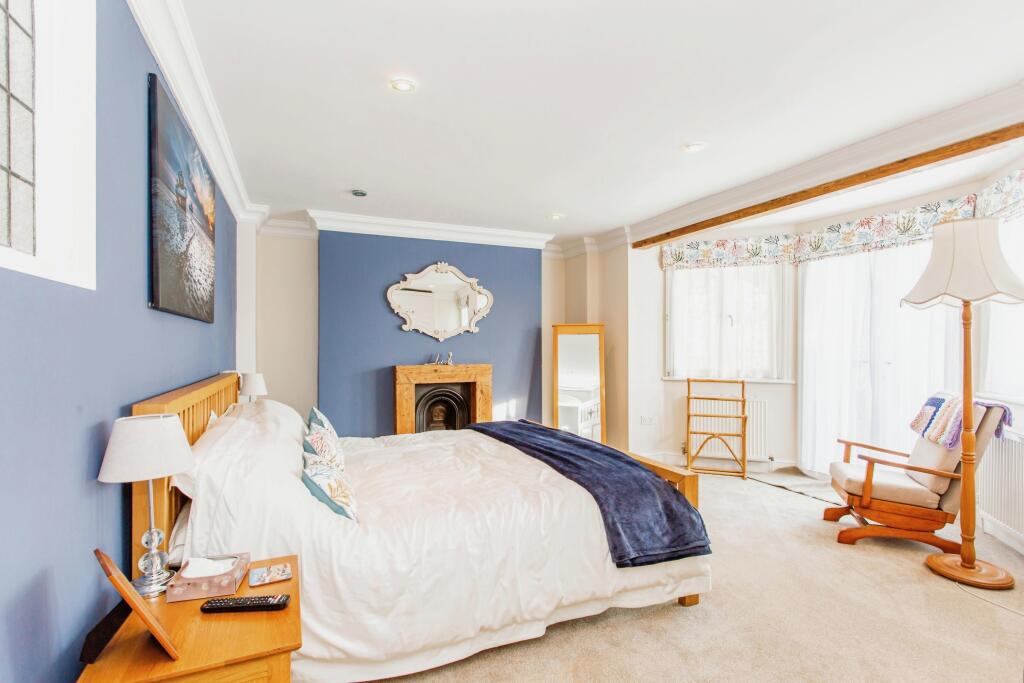 Apartment in Southend-on-Sea - More