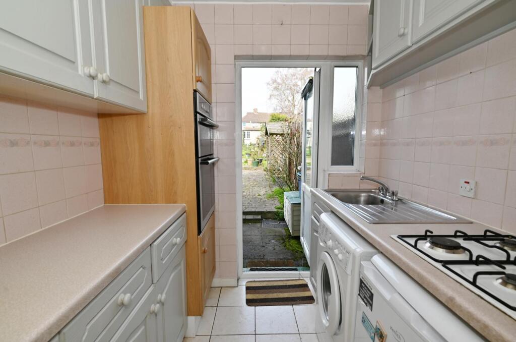 Lincoln Avenue, Twickenham photo 2