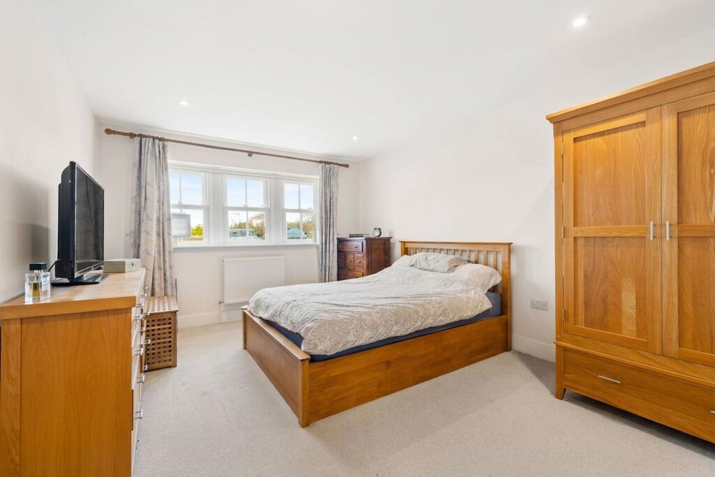Apartment in Reigate and Banstead, Nork - More