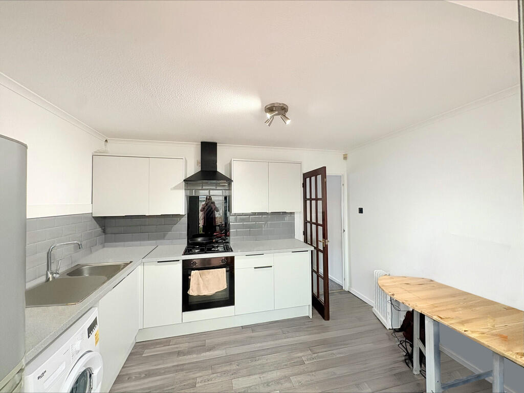 Courtney Close, Wollaton, NOTTINGHAM photo 2