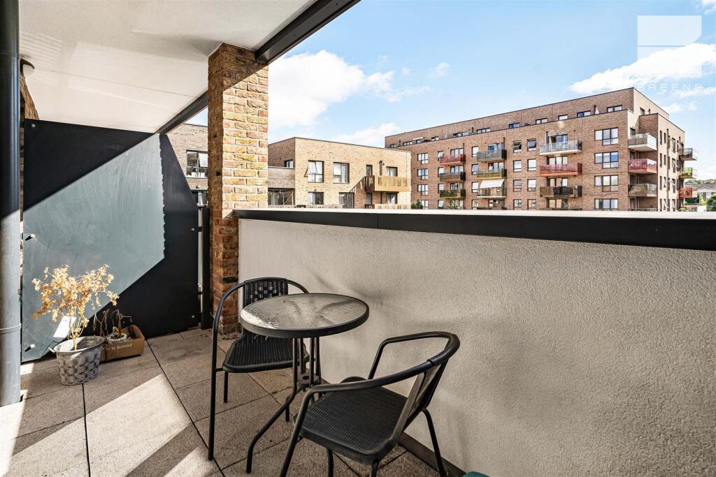 Apartment in London, Wood Street, Hale End - More