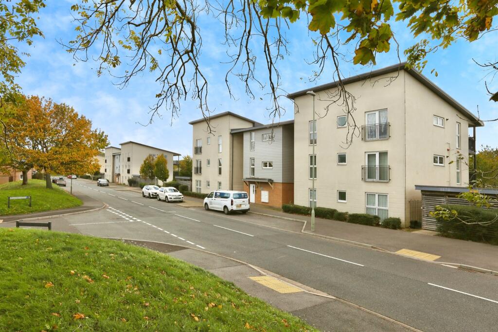 2-bed flat on Howe Road, Gosport, £48,000