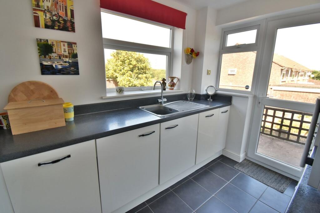Kestrel Close, Ferndown, BH22 photo 4