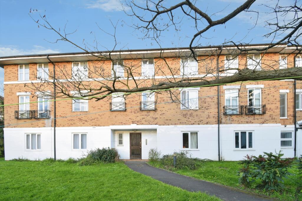Apartment in Ilford - View 4