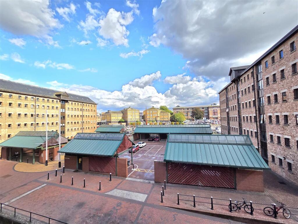 Apartment in Gloucester, Gloucestershire - View 3