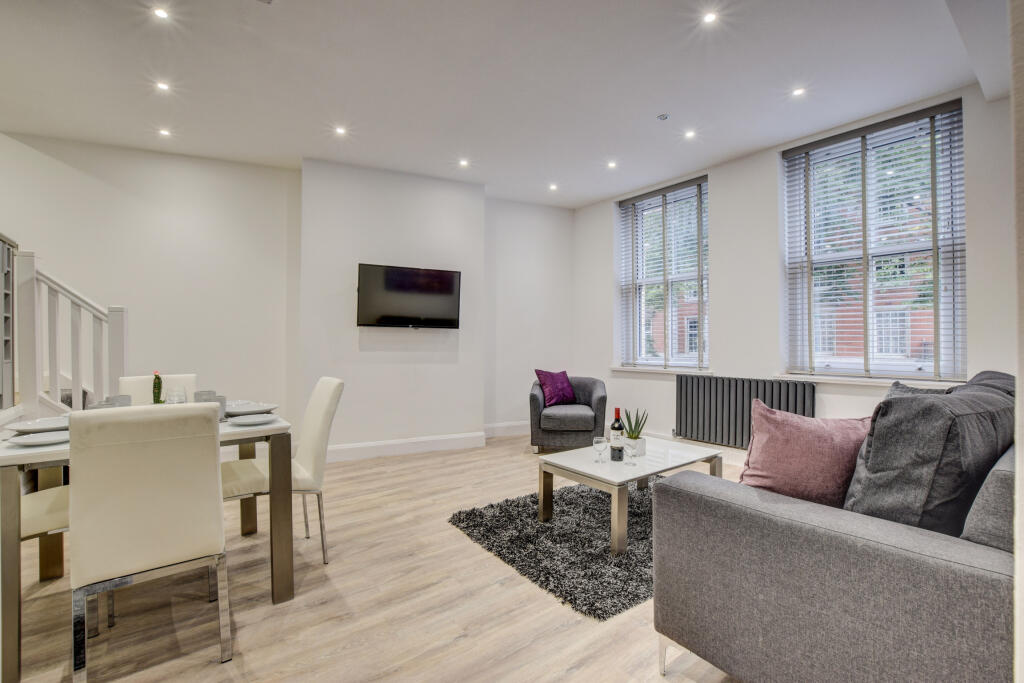 Apartment in Cardiff, Crockherbtown, Castle - View 3