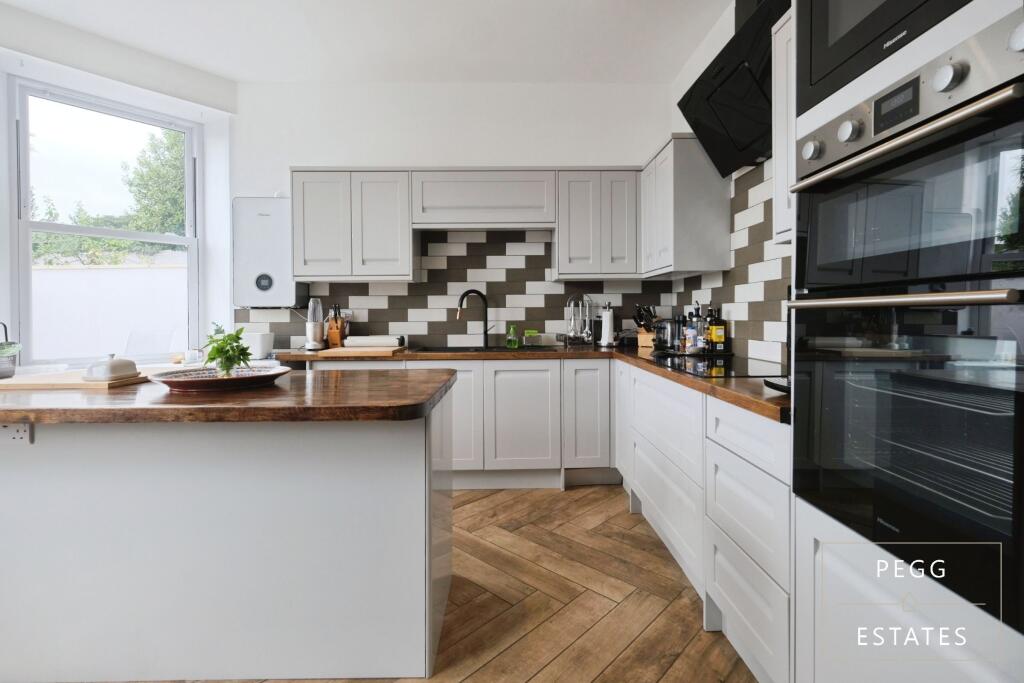 House in Torquay, Torbay - More