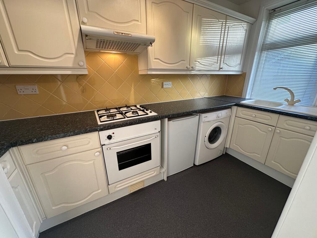 Apartment in Bournemouth, Moordown - View 3