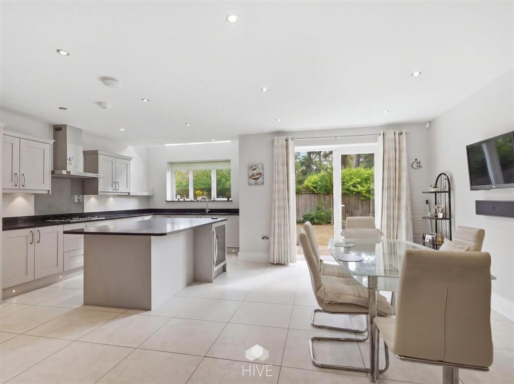Dormy Crescent, Ferndown photo 3
