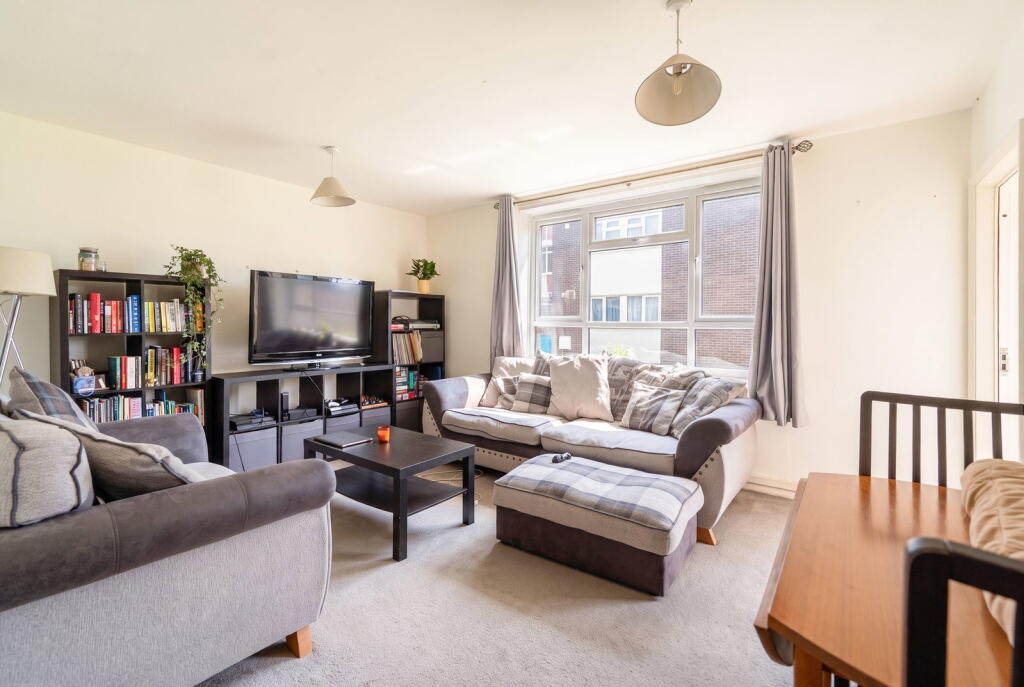 Apartment in Solihull, Ulverley Green - View 2