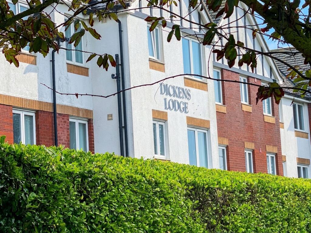 2-bed flat on Wealdhurst Park, Dickens Lodge Wealdhurst Park, CT10, £175,000