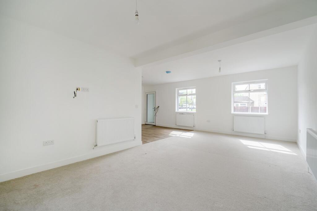 House in Chatham, Luton - More