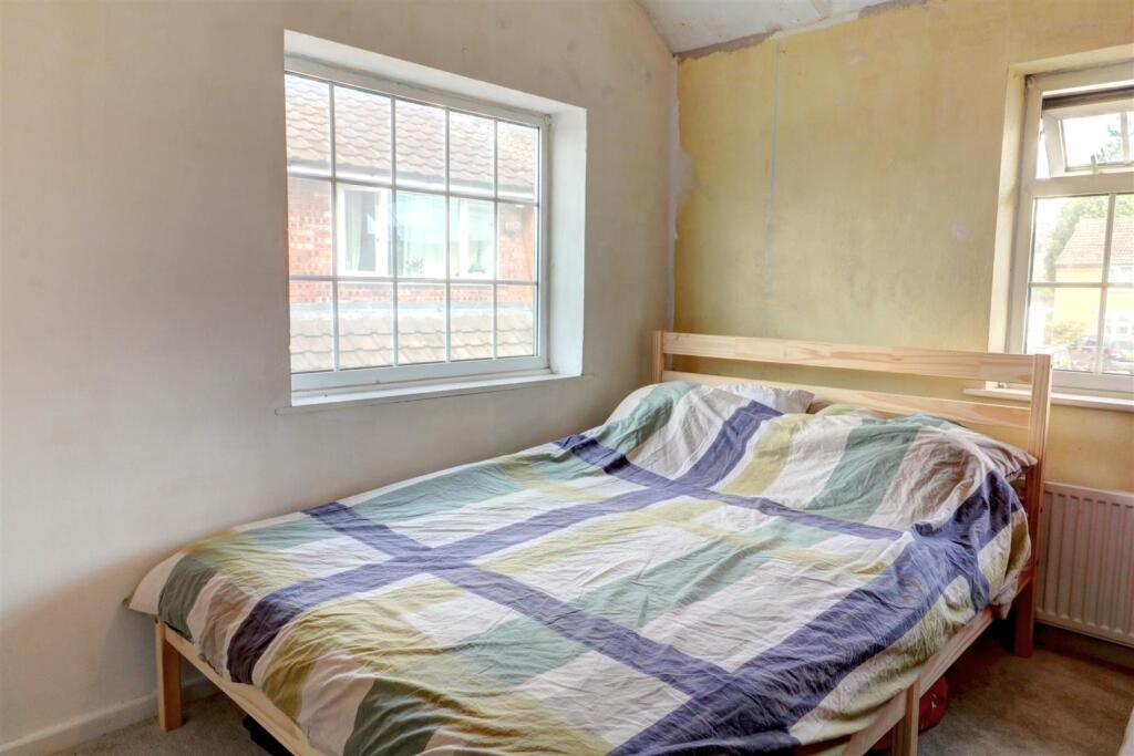 House in Walsall, High Heath - More