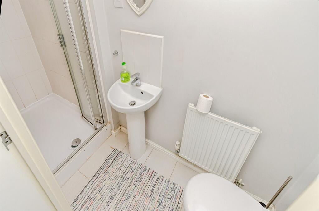 17 Kynance Grove photo 3