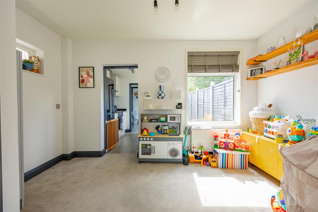 House in Lowestoft, Pakefield - More