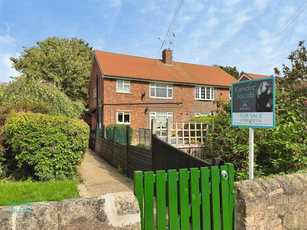 2-bed flat on Station Road, Whitwell, Worksop, £90,000