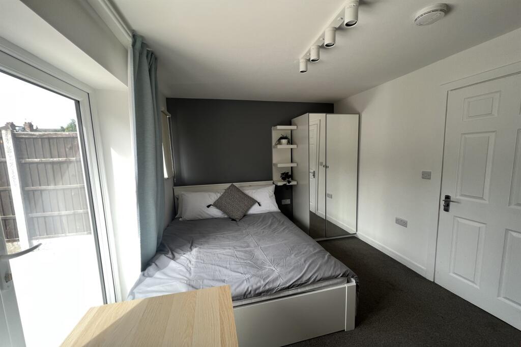 5 bedroom semi-detached house for rent