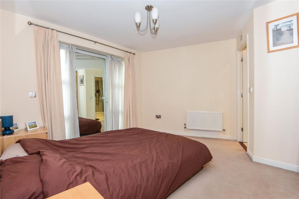 Apartment in Windsor - More