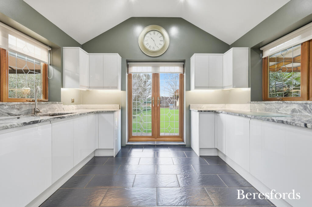 Humber Avenue, South Ockendon, RM15 photo 4
