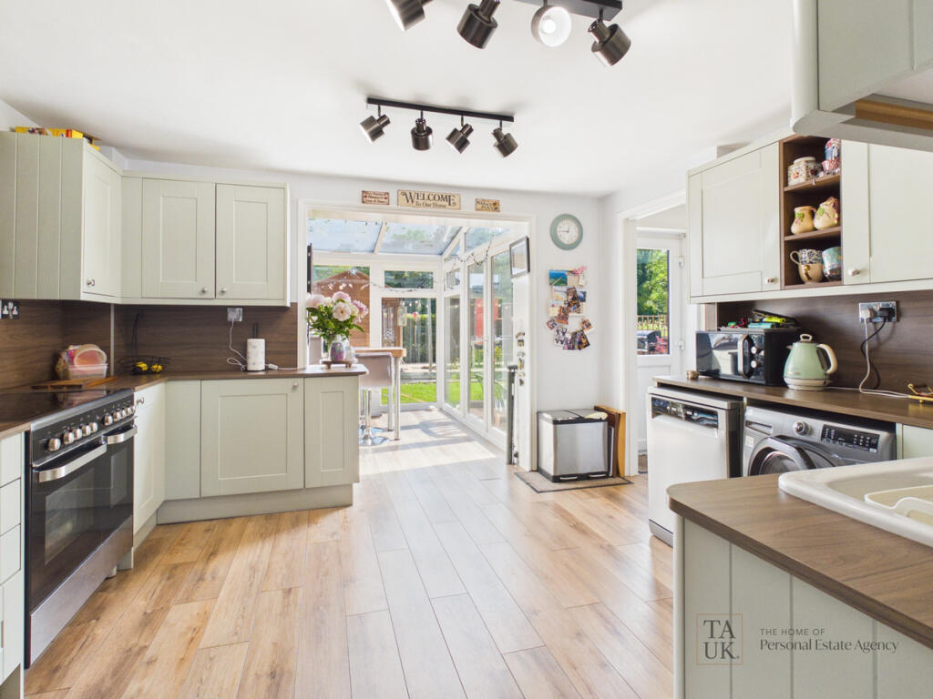 Ashcroft Lane, Finchdean, PO8 - View 5