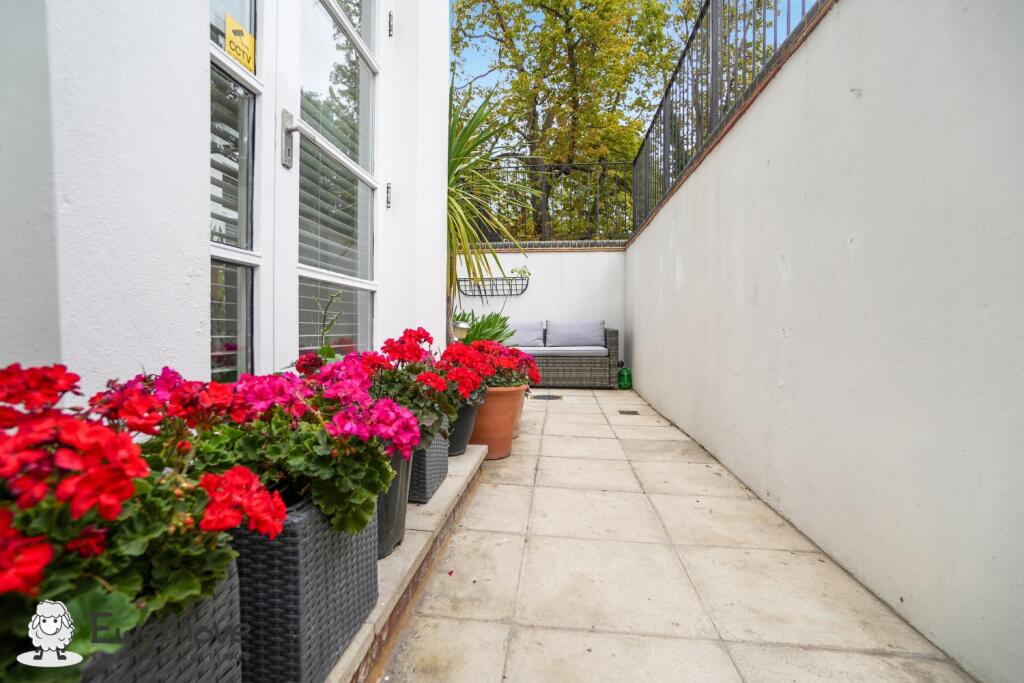 Apartment in Slough - More