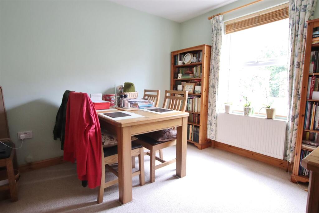 House in Bradford on Avon, Great Ashley - More