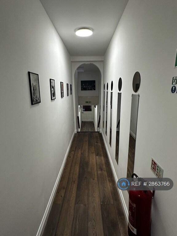 House in London - View 5