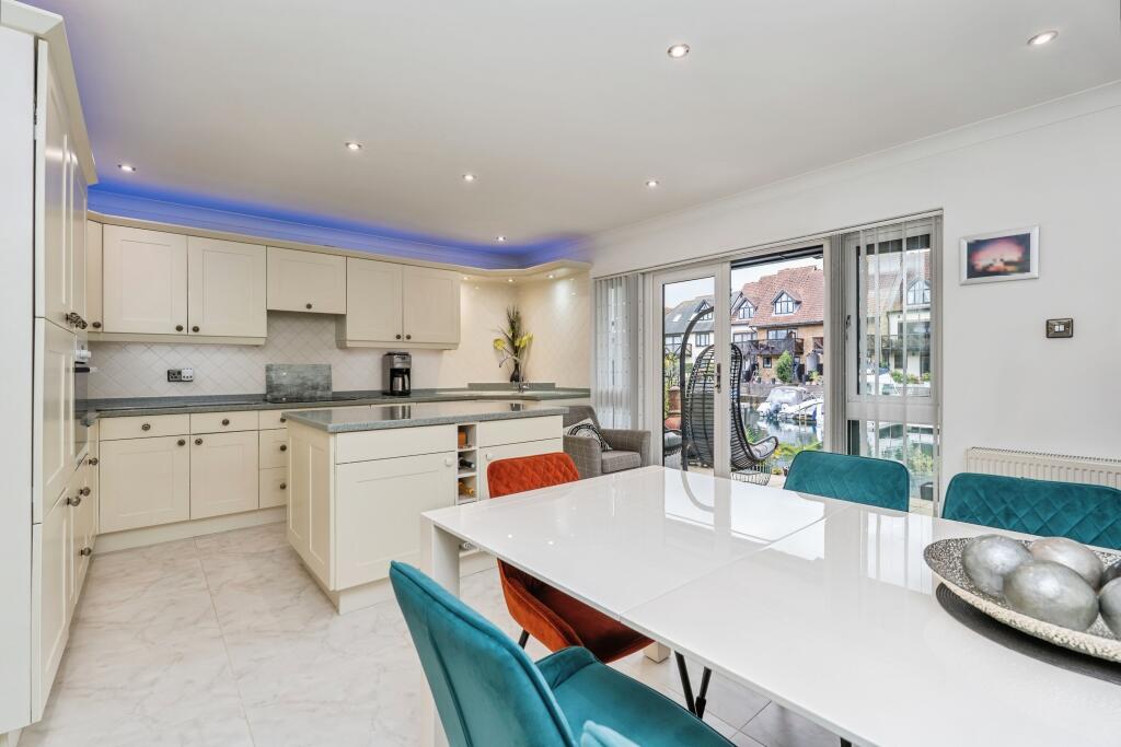 1, White Heather Court photo 4