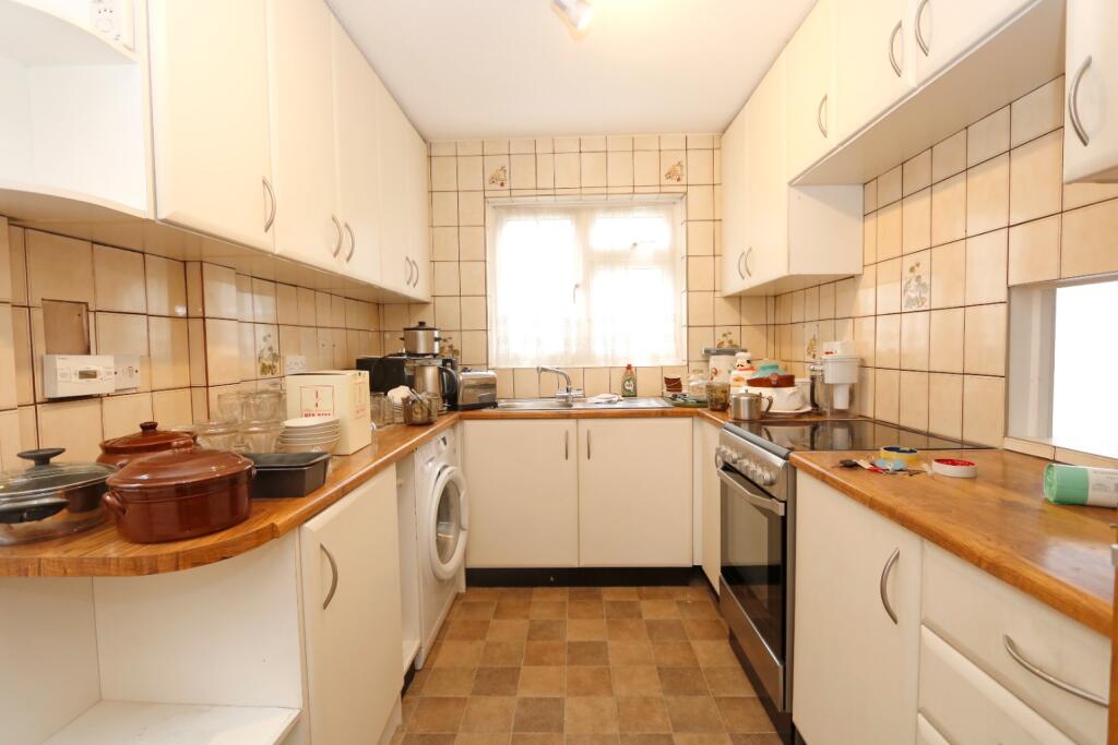 Wren Close, Benfleet, Essex photo 2