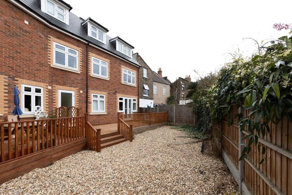 Apartment in London, Leytonstone - View 3