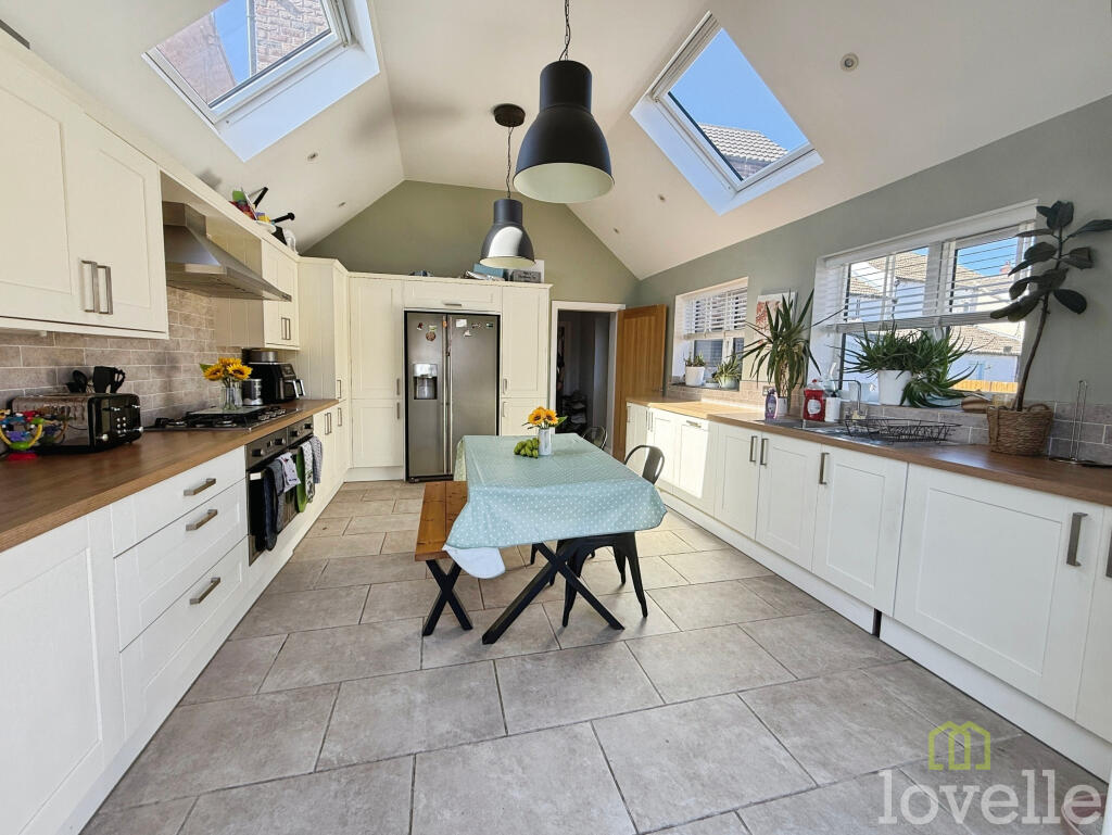 3-bed detached on Main Street, West Stockwith, DN10, £295,000