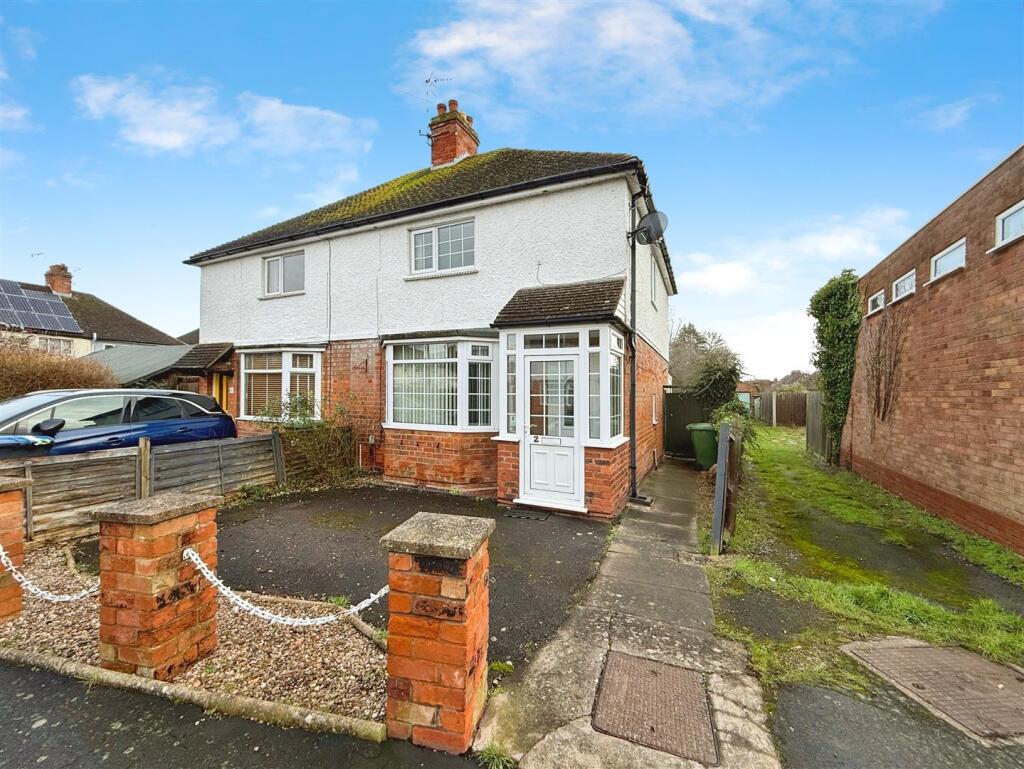 3-bed semi-detached on Clarence Road, Stratford-upon-Avon, £300,000