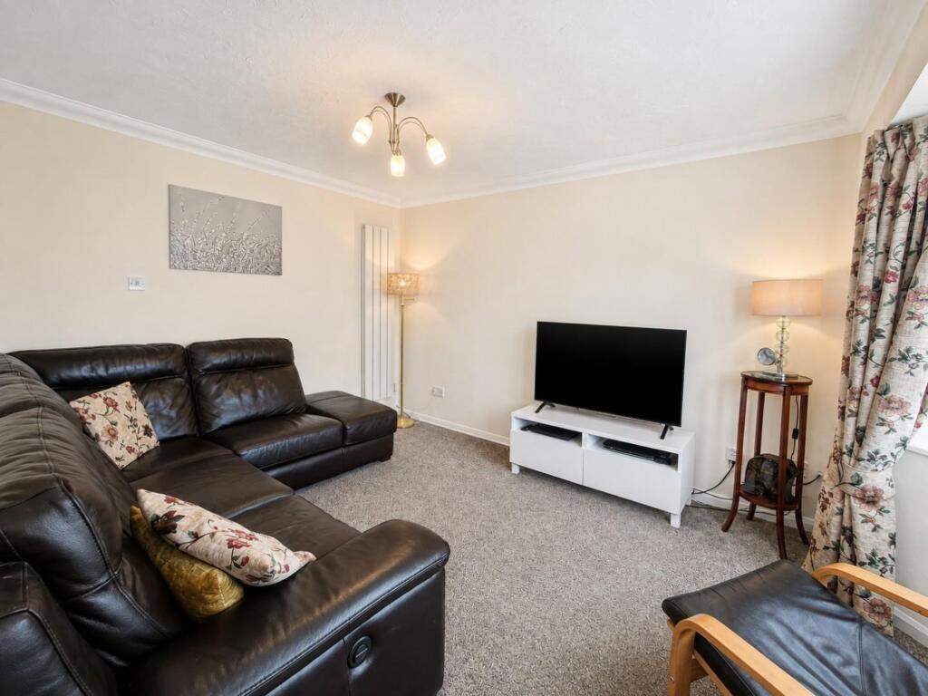 House in Northampton, Wellingborough - More