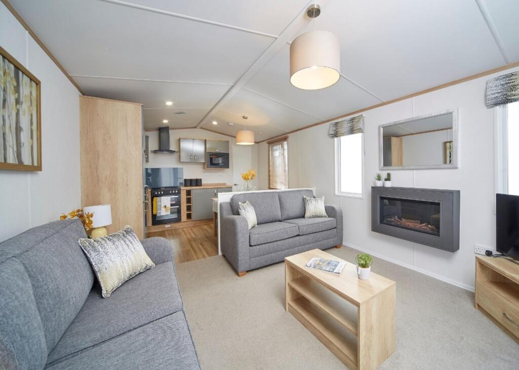 2-bed caravan on Holmans Wood Holiday Park, Chudleigh, Newton Abbot, Devon, TQ13 0DZ, £87,950