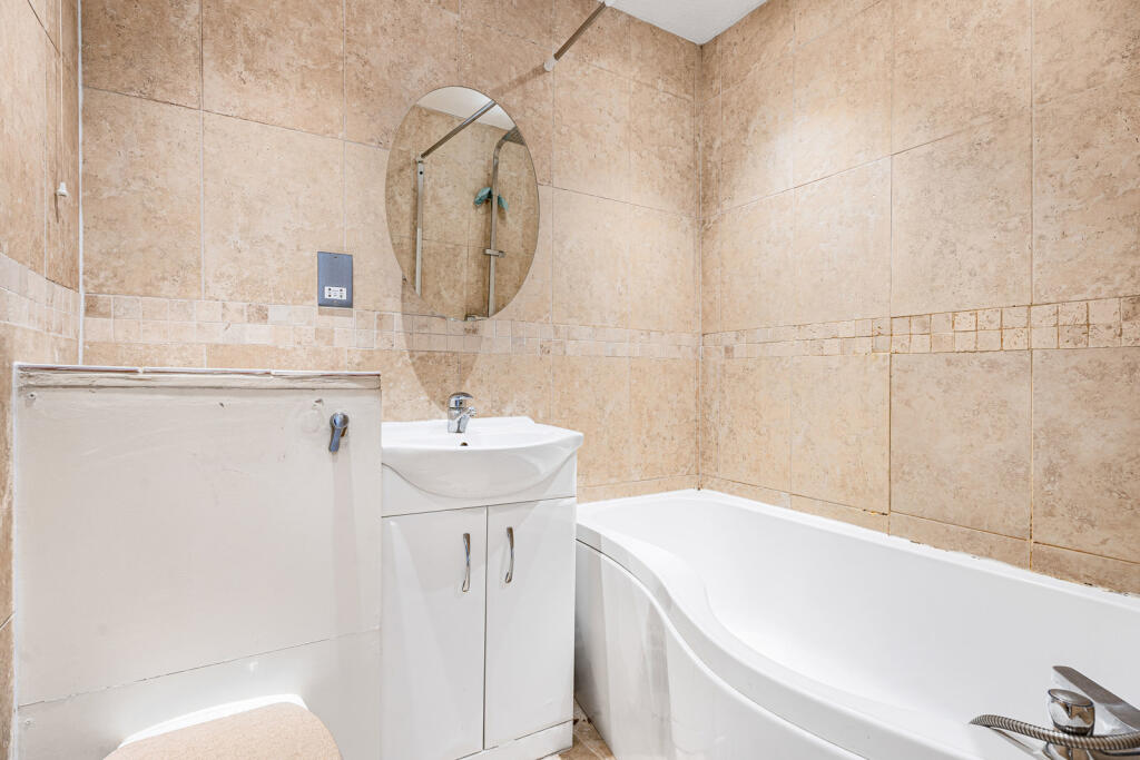 Apartment in Sunbury-on-Thames, Surrey - View 5