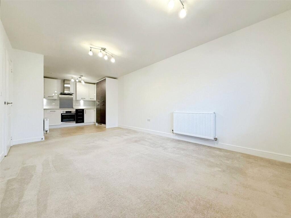 Fleming Place, Bracknell, Berkshire photo 2
